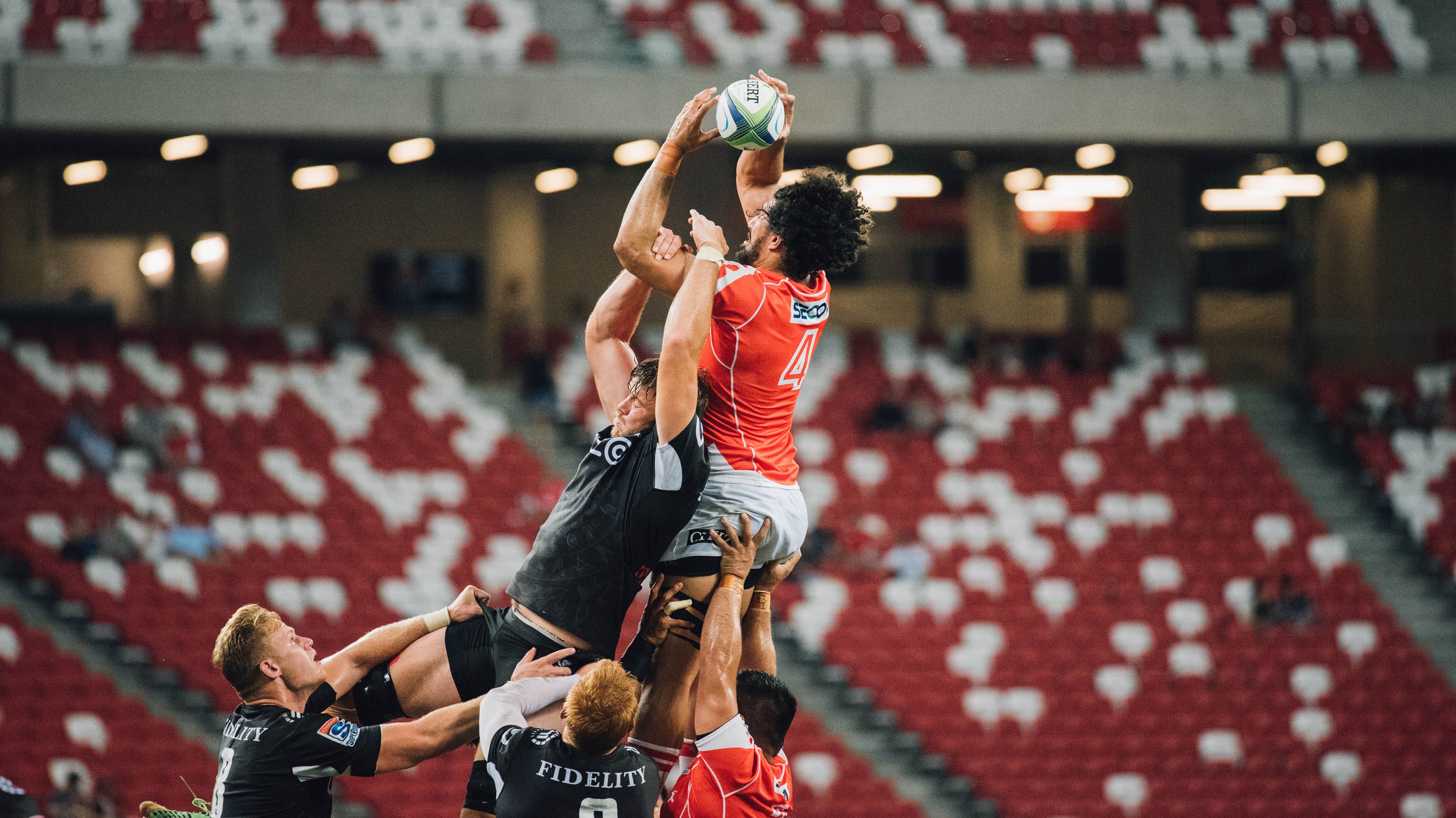 西甲攻防激烈：精彩瞬间不断升级！，西甲身体对抗